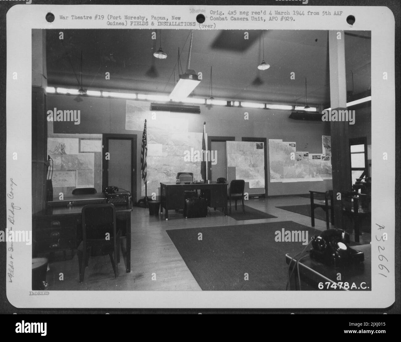 Innenraum des Hauptquartiers von Generalmajor Ennis C. Whitehead. Er war stellvertretender Kommandant der Fünften Luftwaffe von Advance Echelon, Port Moresby, Papua, Neuguinea. Stockfoto