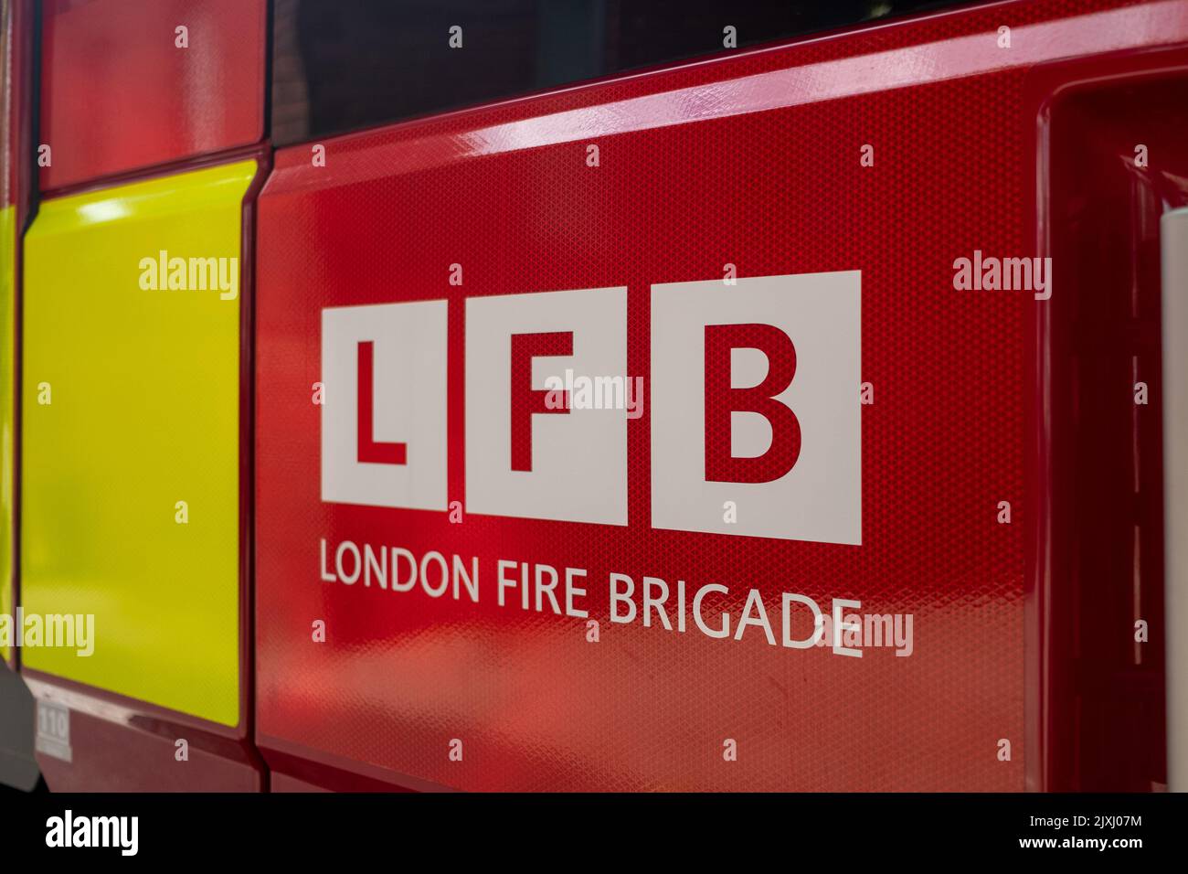 London - August 2022: Logo der Londoner Feuerwehr auf der Seite eines Feuerwehrmotors Stockfoto