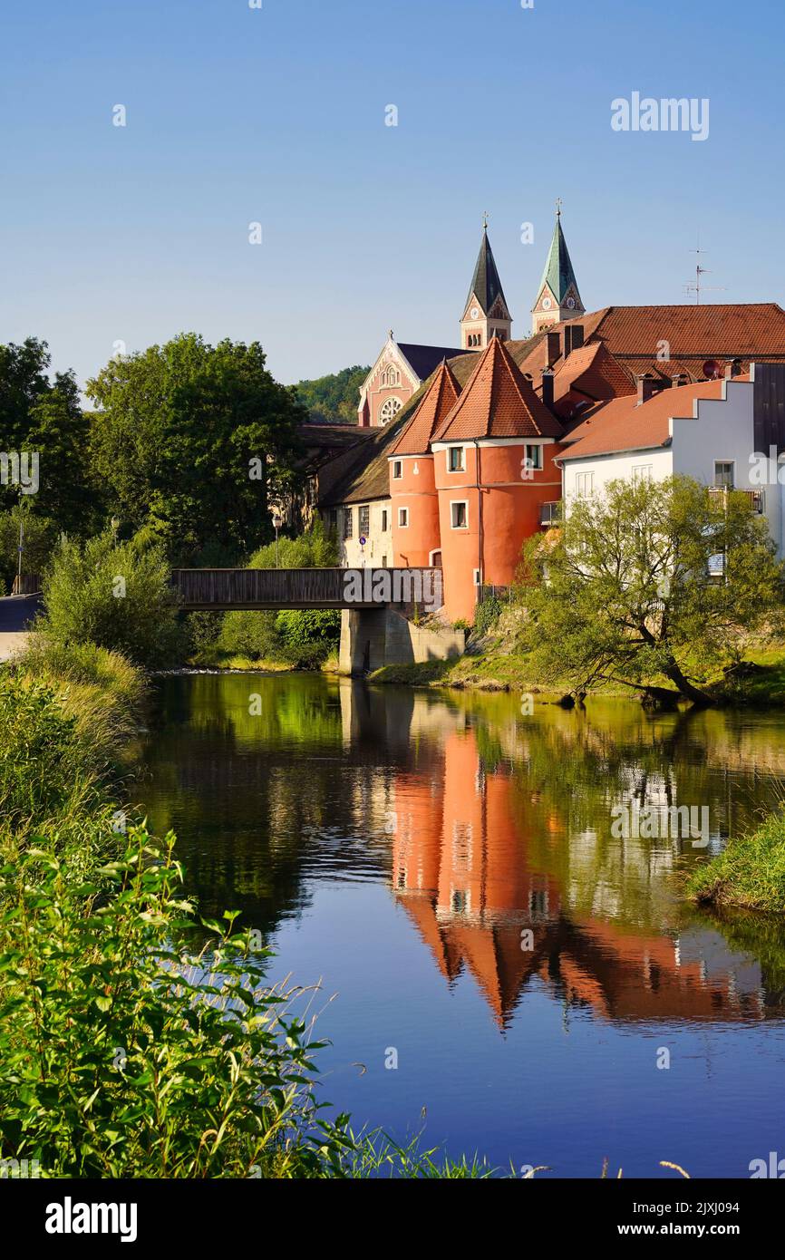 Der farbenfrohe, berühmte Biertor mit der Brücke über den Regen in Cham, einer Stadt in der Oberpfalz, Bayern, Deutschland. Eine Kirche im Hintergrund. Stockfoto