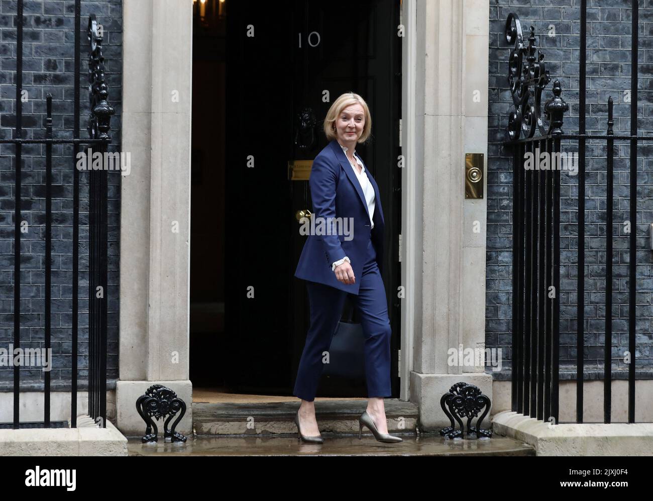 London, Großbritannien. 07. September 2022. Die britische Premierministerin Liz Truss verlässt die Downing Street Nr. 10, um am Mittwoch, den 07. September 2022, ihre ersten Fragen zur Premierministerin im Parlament zu beantworten. Foto von Hugo Philpott/UPI Credit: UPI/Alamy Live News Stockfoto