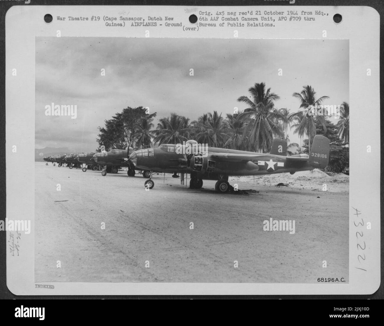 Auf dem Mar Strip in der Nähe von Cape Sansapor auf dem holländischen Neuguinea-Festland, Reihen sich die nordamerikanischen B-25S der 42. Bombengruppe, Reihe für Reihe, bereit für Maßnahmen gegen Nip-Stützpunkte in den nahegelegenen Halmeheras und in den nahegelegenen Festungen. September 1944. Stockfoto