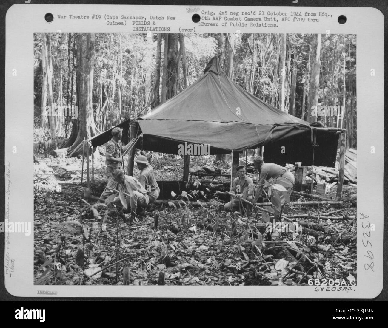 Zelte, die auf kleinen Baumstämmen am Mar Strip in der Nähe von Kap Sansapor auf dem niederländischen Festland Neuguineas errichtet wurden. Gras und Unterholz werden später zum Schutz vor Typhus vollständig gereinigt. August 1944. Stockfoto