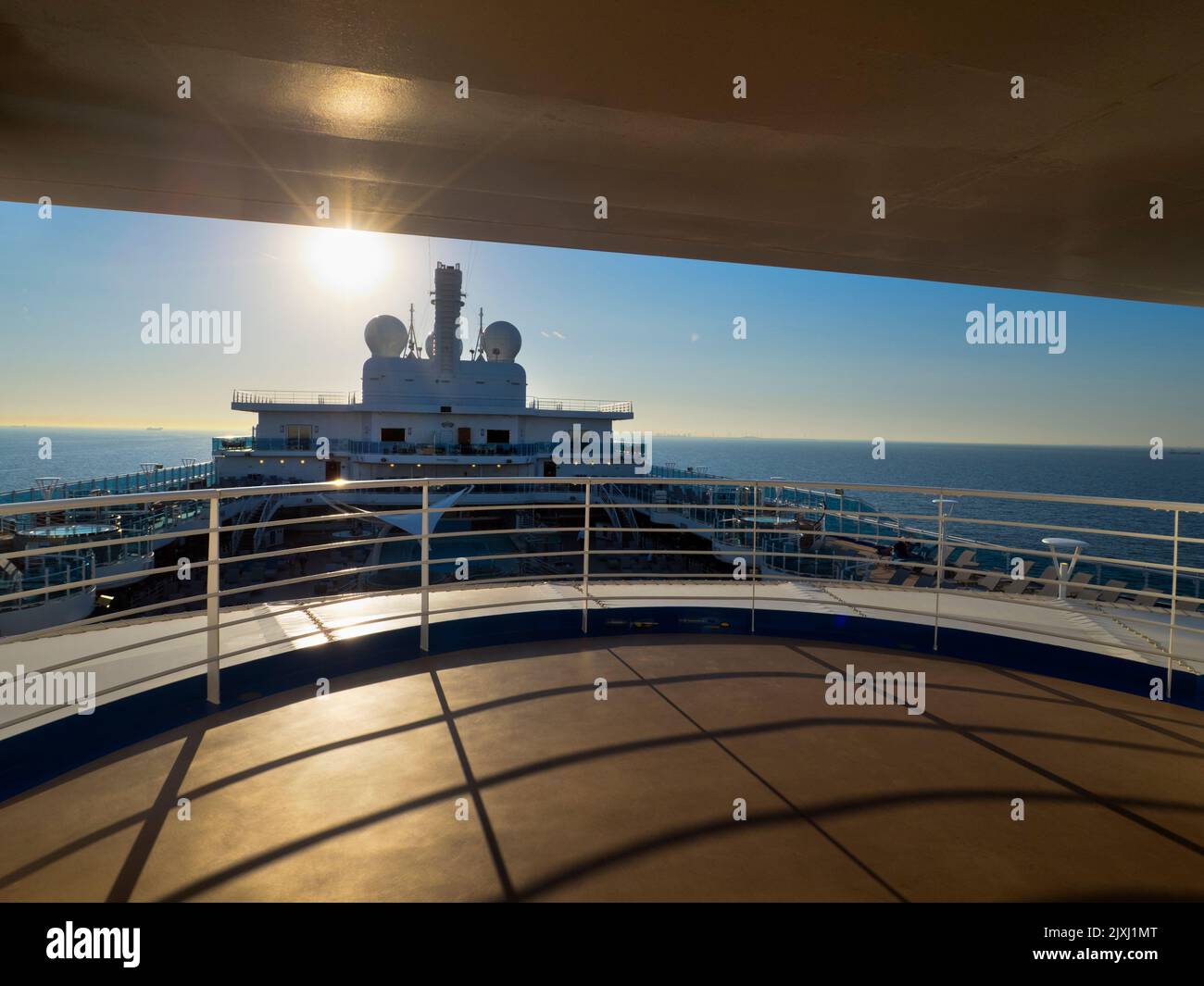 Von der Laufstrecke eines Kreuzfahrtschiffs auf der Nordsee aus sehen wir die Trichter und den Überbau des Schiffes. Es ist später Nachmittag, und das sh Stockfoto