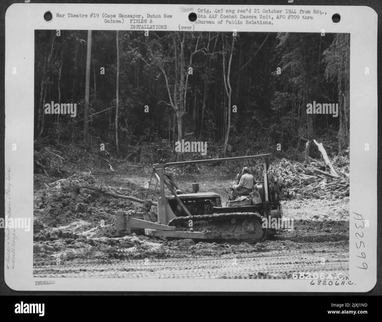 Während des Baus des Mar Strip in der Nähe von Cape Sansapor auf dem holländischen Festland Neuguineas wird der Dschungel von einem Bulldozer für Wohnräume, Bomben und Benzindeponien freigemacht. August 1944. Stockfoto