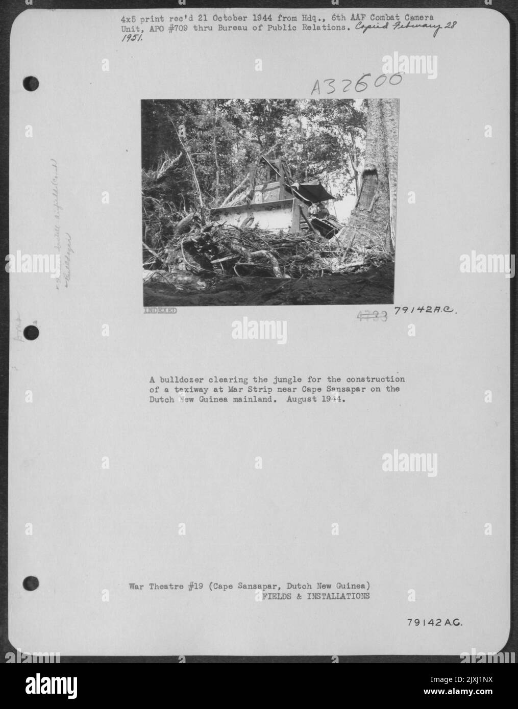 Eine Planierraupe, die den Dschungel für den Bau eines Rollwegers am Mar Strip in der Nähe von Cape Sansapar auf dem holländischen Festland von Neuguinea freigibt. August 1944. Stockfoto