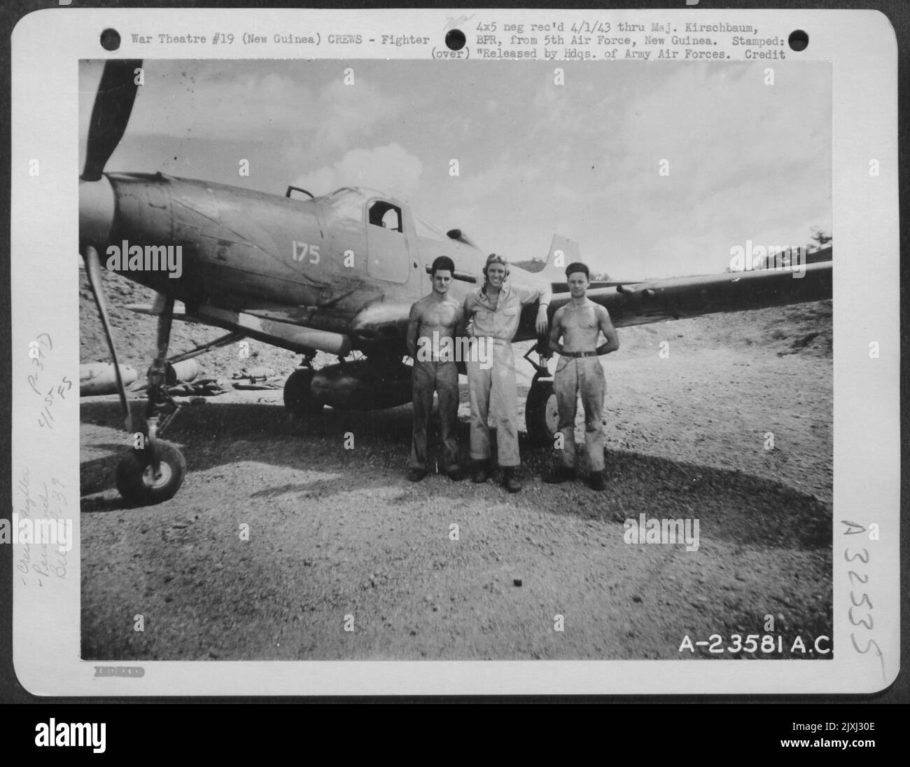 Von links nach rechts: Midkiff, Moran, Texas; 1. LT. Dugan V. Woodring, Noble, Oklahoma; Corp. Johnson, Cincinnati, Ohio. Stockfoto