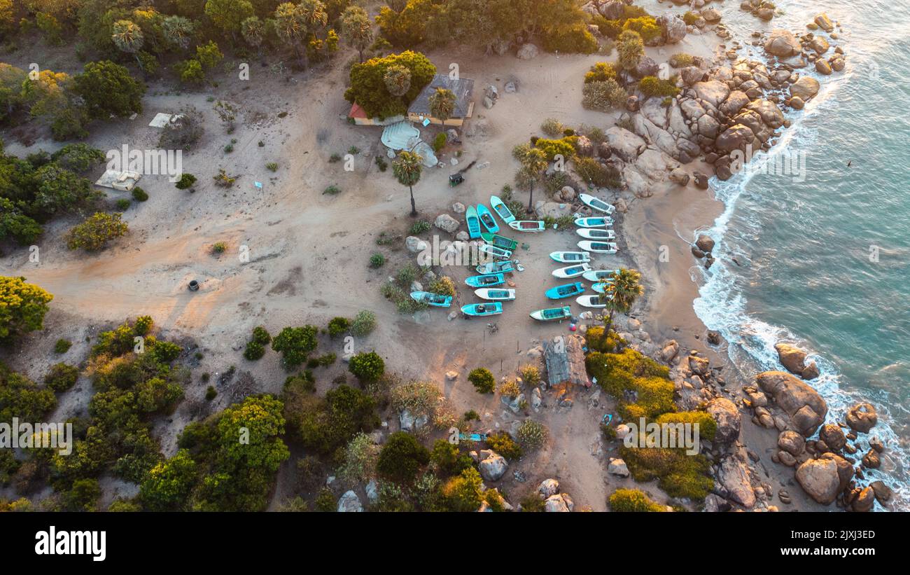 Ozeanlandschaft, felsige Küste, Drohnenschuss, Wasser und Strand, Arugam Bay an der Ostküste Sri Lankas. Stockfoto