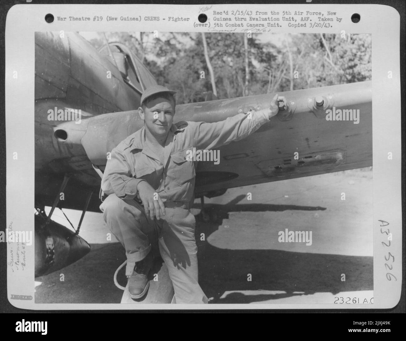 David Baker von der 49. Fighter Group neben seinem Flugzeug auf einem Luftwaffenstützpunkt irgendwo in Neuguinea. Stockfoto