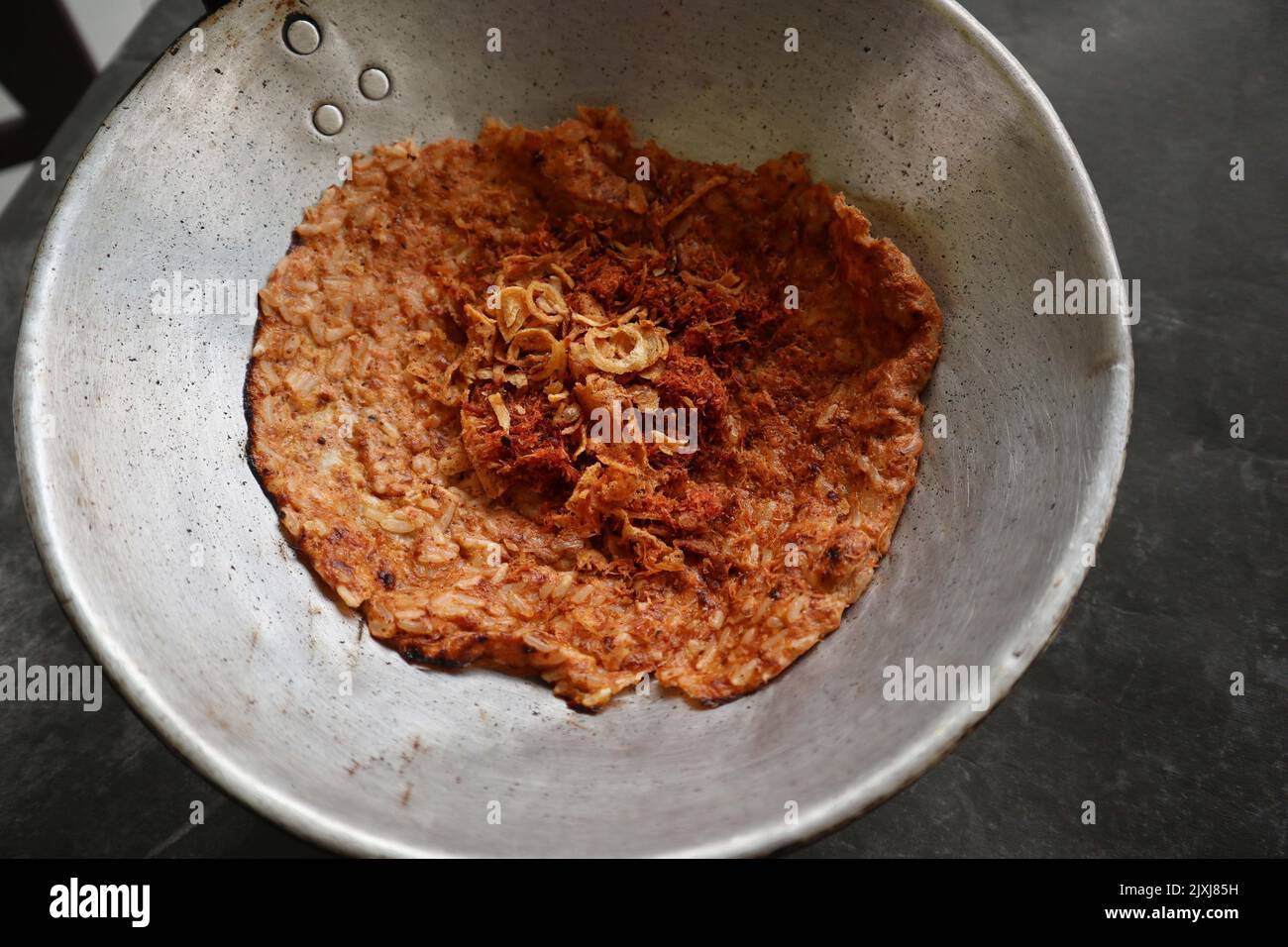 kerak-Telor oder Eierkruste. kerak-Telor ist würziges klejeweifes Reis ...