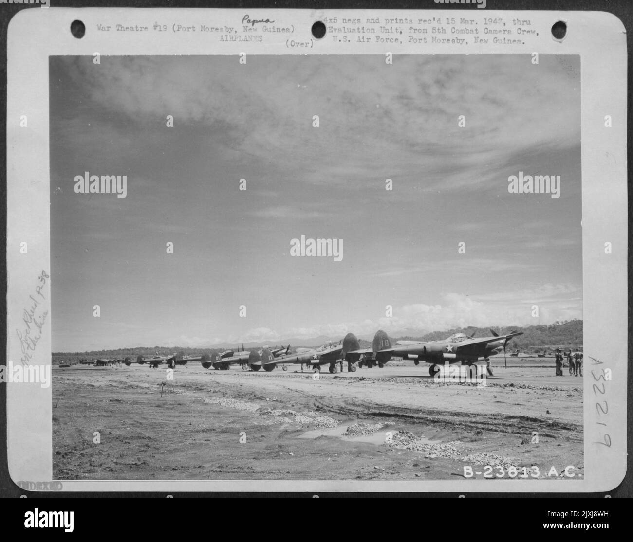 Lockheed P-38 s standen auf dem Jackson Strip, Port Moresby, aber nicht lange in diesem Theater. Stockfoto