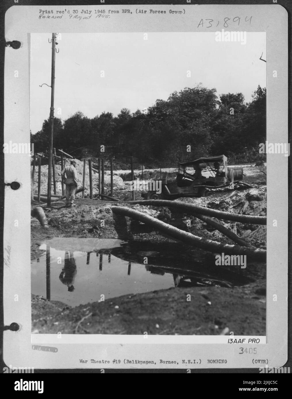 Tausende Pfund schwere Bombenkrater entlang der Straßen von Balikpapan behinderten die japanische Kommunikation und erleichterten die Arbeit des eindringenden australischen Infanteristen. Die große japanische Ölbasis in Borneo wurde von Schweren und Medien mit mehr als 2.000 Tonnen Bomben verputzt Stockfoto