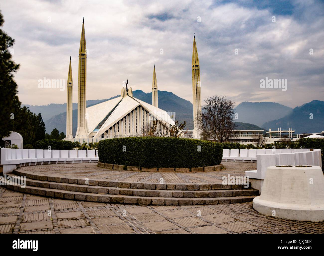 Faisal-Moschee in Islamabad, Pakistan. Es liegt am Fuße der Margalla Hills. Stockfoto