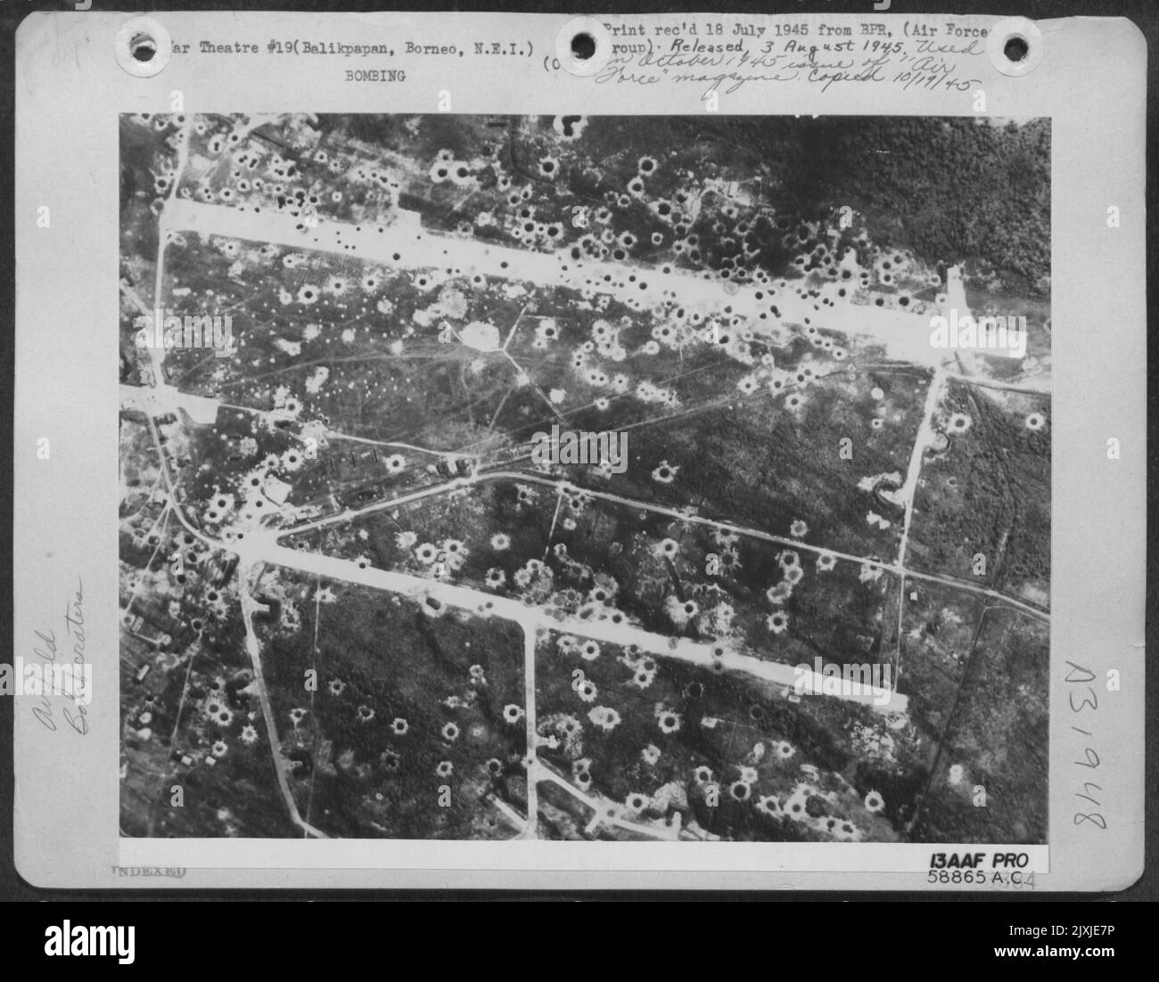 Der Grund, warum die japanische A.F. Balikpapan nicht gegen 13. AAF-Angriffe verteidigen konnte, ist in diesem Bild des Flugplatzes Manggar dargestellt, der vom Feind im Verteidigungsring um das große Ölraffinationszentrum von Borneo errichtet wurde. Angriffe durch die AAF von 13. Stockfoto