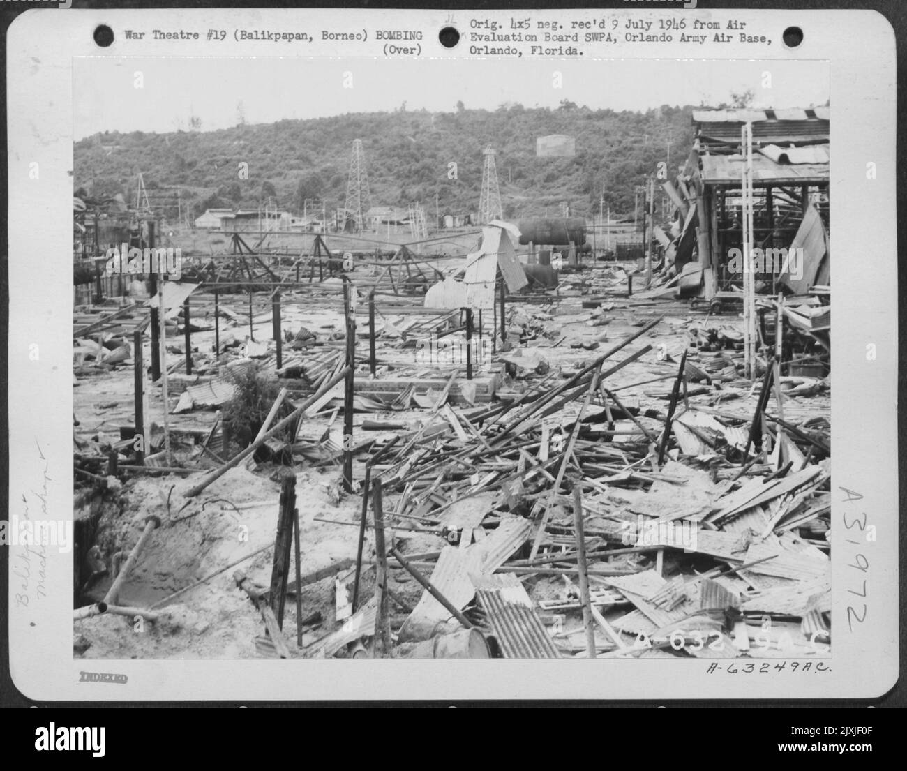 Balikpapan-Betrieb 1.-31. Juli 1945-Blick auf den Maschinenbetriebsbereich von der Flussseite. Unten links ist der Bombenanschlag auf das Fundament der Winde zu sehen, die in den Schiffen des Slipway eingesetzt wurde. Die meisten Holzgebäude waren eingestürzt Stockfoto