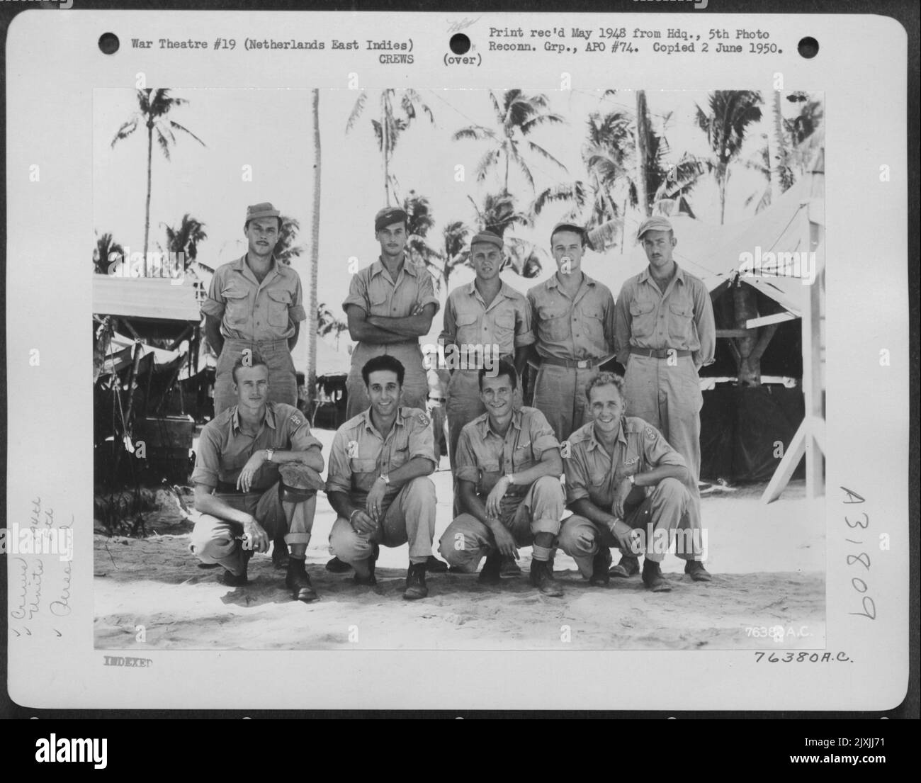 LT. Johnson und die Crew der Bomb Squadron 394., 5. Bomb Group 'Bomber Barons', posieren für den Fotografen auf einem Flugstützpunkt irgendwo in den Niederlanden Ostindien. Sie sind, von links nach rechts: Hintere Reihe: T/Sgt. E.J. Zehe S/Sgt. A. Adegka S/Sgt. W.H. Bender Stockfoto