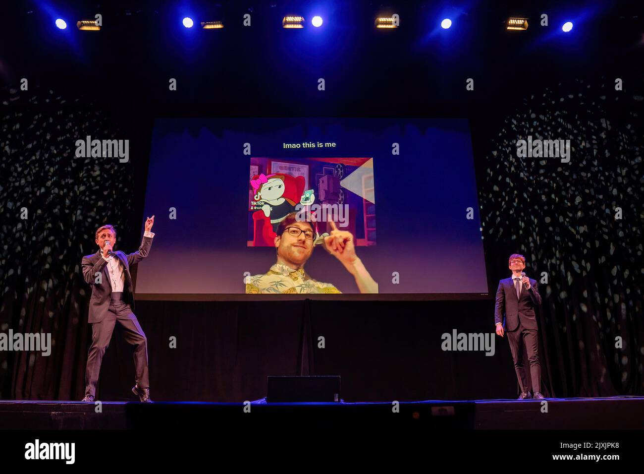 Toronto, Kanada. 28. August 2022. Die Gregory Brothers, (L-R) Evan Gregory und Michael Gregory veranstalten die 2022 Buffer Festival Gala Screening. Das Buffer Festival ist das größte internationale Digital-First-Filmfestival der Welt. Kuratieren und Feiern von Videopremieren der heute gefeierten digitalen Schöpfer. (Foto: Shawn Goldberg/SOPA Images/Sipa USA) Quelle: SIPA USA/Alamy Live News Stockfoto