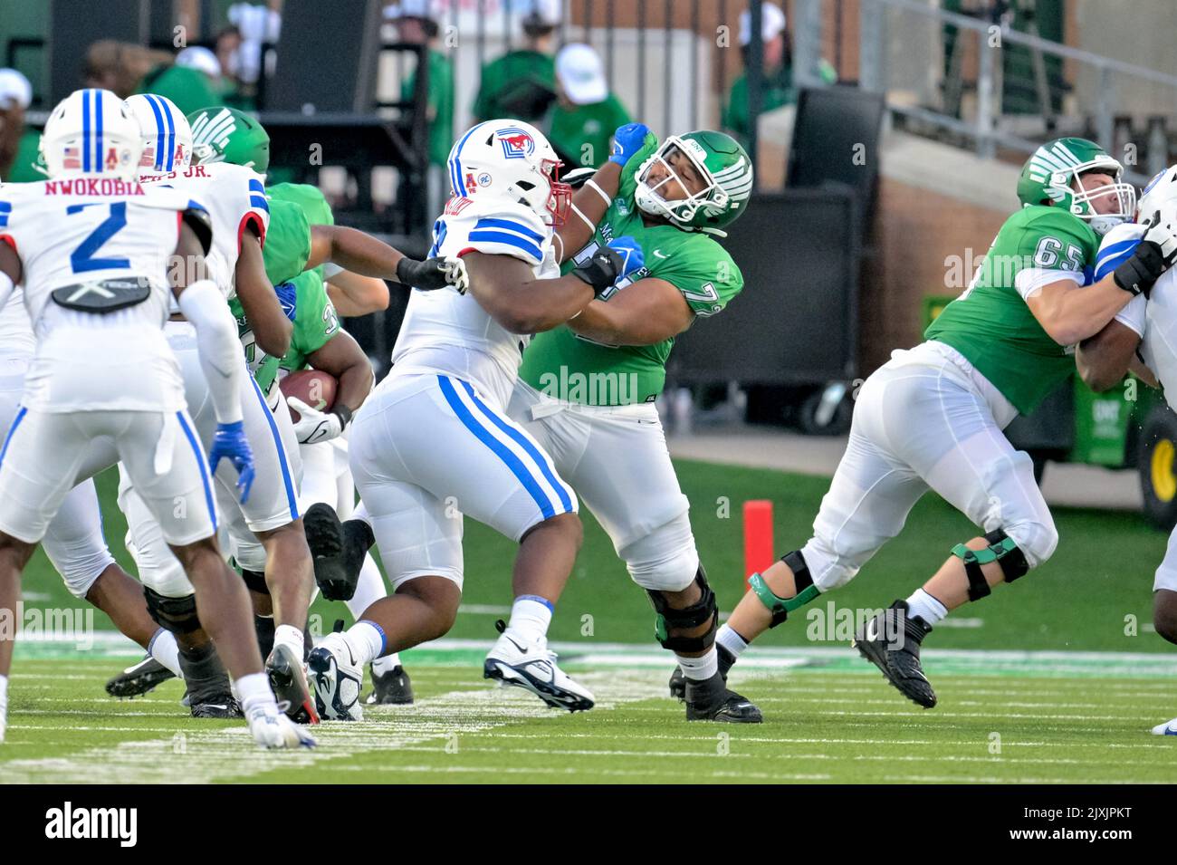 DENTON, TX - September 3.: .Southern Methodist Mustangs Defensivkampf Mike Yoan Sandjo-Njiki (98) und North Texas meinen Green Offensive Lineman Manase Mose (72) Kampf in einem Spiel zwischen North Texas Mean Green gegen SMU Mustangs im Apogee Stadium in Denton am 3.. September 2022 in Denton, Texas. CSM/Manny Flores Stockfoto