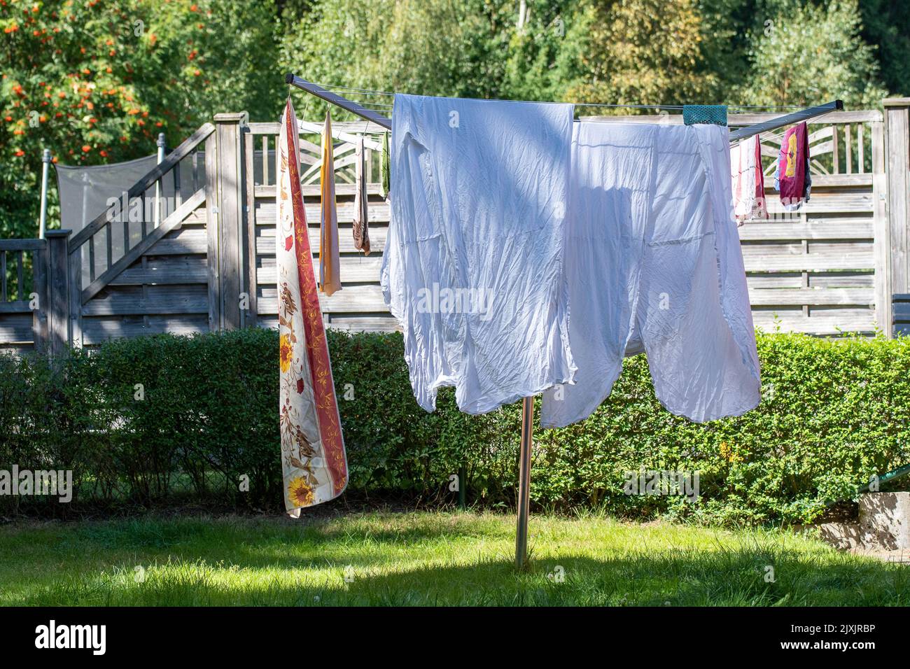 Kleidung, die im Sommer auf dem Regal hängt, um im Garten zu trocknen Stockfoto