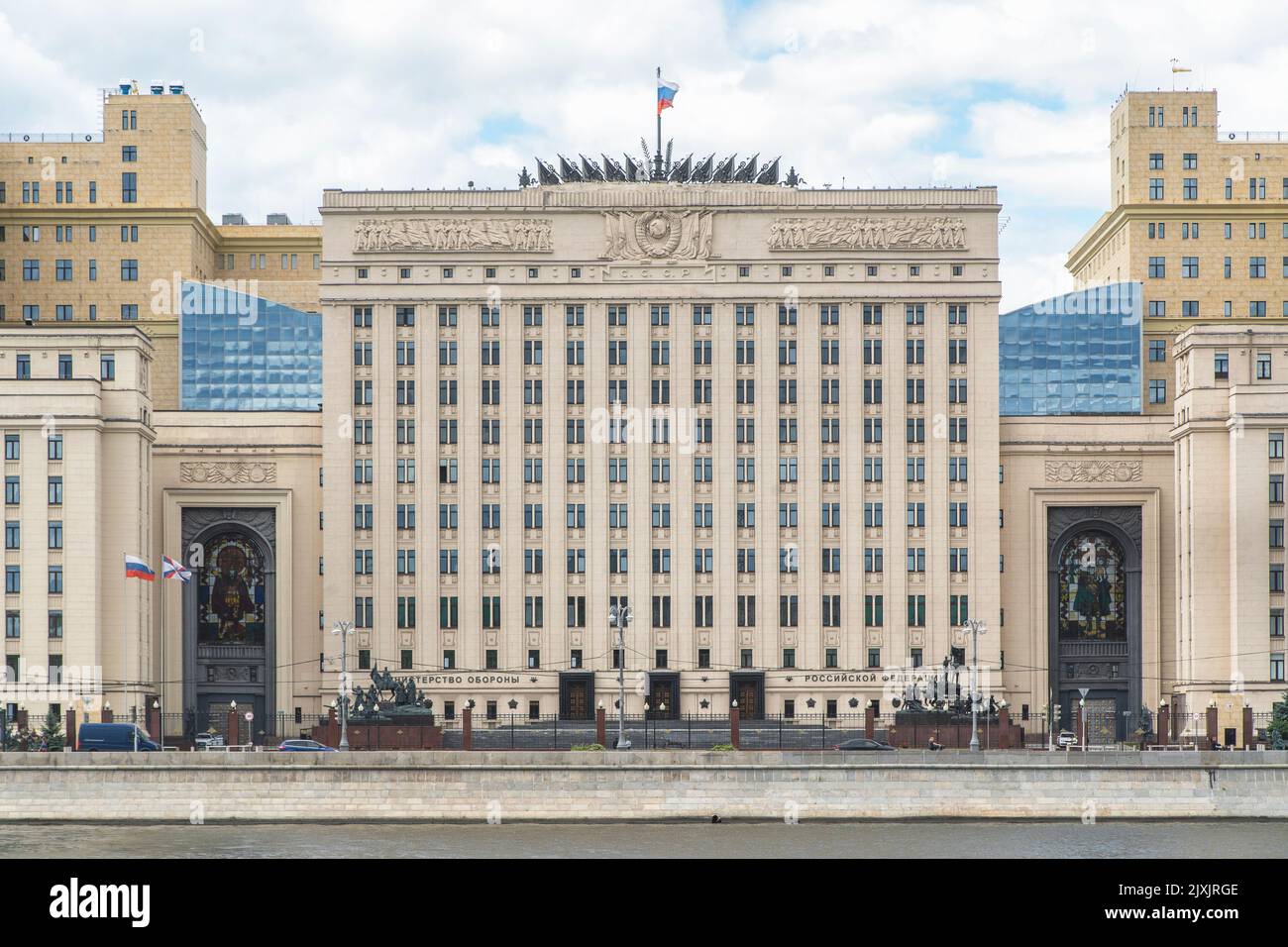 Moskau, Russland: Blick auf den Moskwa-Fluss und das Verteidigungsministerium der Russischen Föderation vom Gorki-Park aus Stockfoto