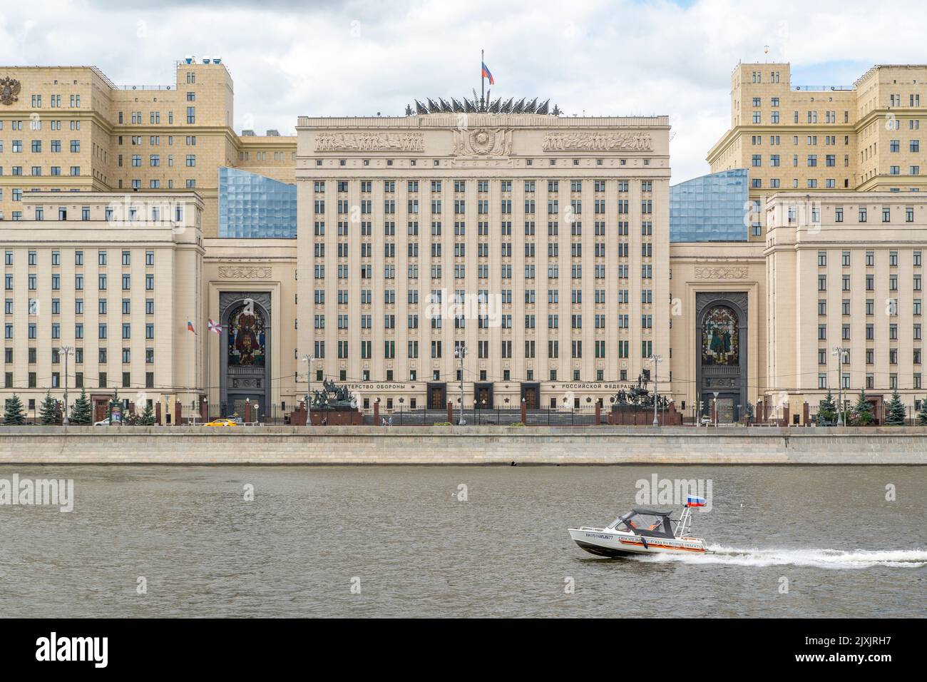 Moskau, Russland: Blick auf den Moskwa-Fluss und das Verteidigungsministerium der Russischen Föderation vom Gorki-Park aus Stockfoto