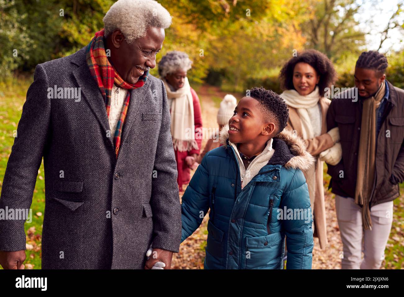 Lächelnde Familie Mit Mehreren Generationen Spaß Beim Gemeinsamen Spaziergang Durch Die Landschaft Des Herbstes Stockfoto