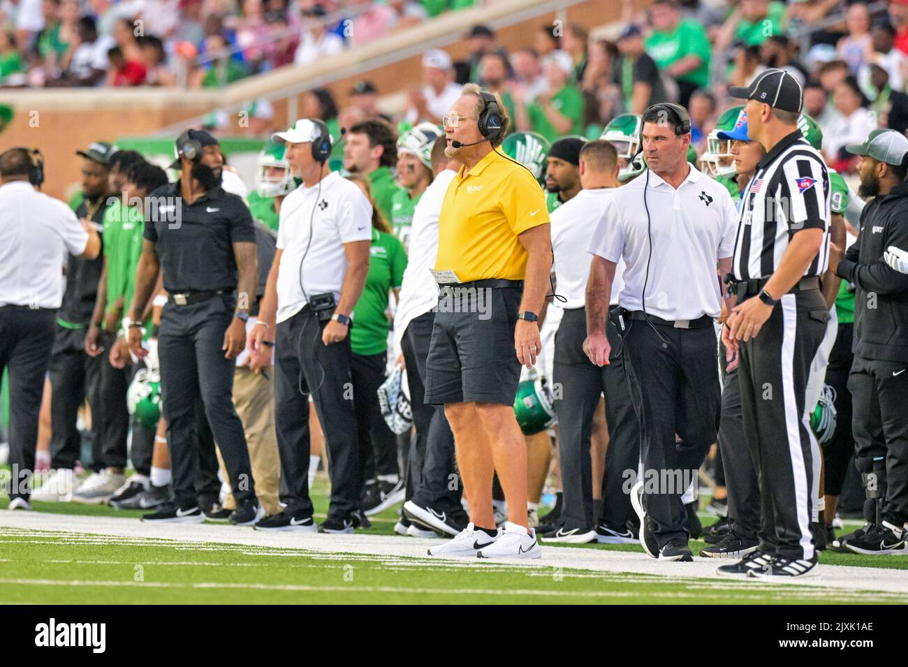 DENTON, TX - 3.. September: .Phil Bennett DC und North Texas meinen den grünen Cheftrainer Seth Littrell am Seitenende.in einem Spiel zwischen North Texas Mean Green gegen SMU Mustangs im Apogee Stadium in Denton am 3.. September 2022 in Denton, Texas. .CSM/Manny Flores Stockfoto