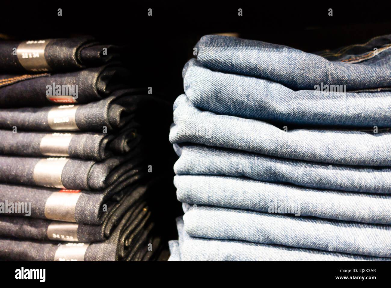 Jeans von Pilles of Denim in einem Bekleidungsgeschäft ausgestellt Stockfoto