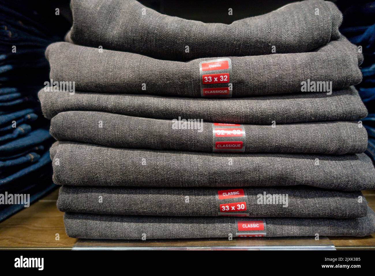 Jeans von Pilles of Denim in einem Bekleidungsgeschäft ausgestellt Stockfoto