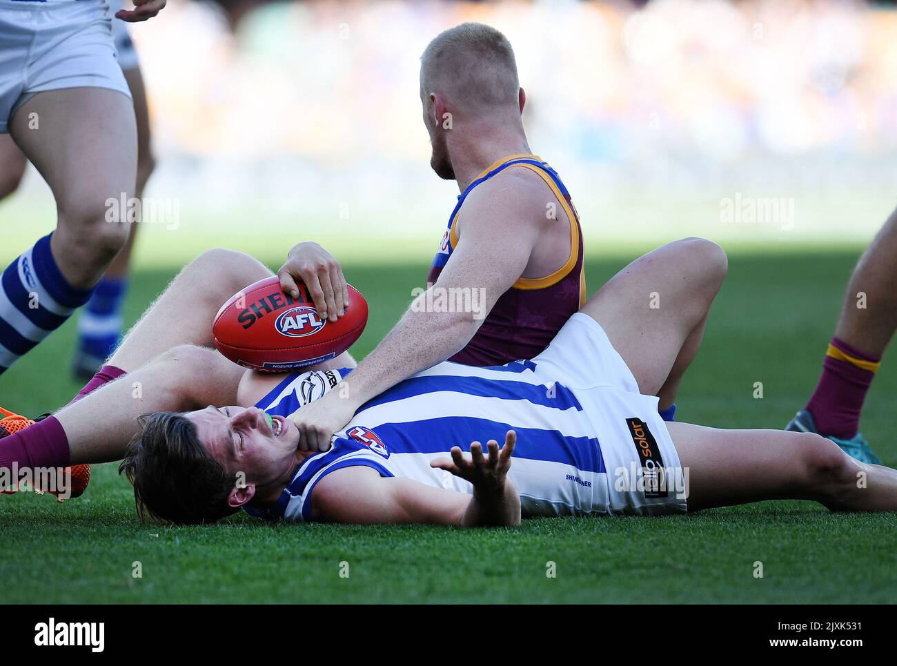 Nathan Hrovat von den Kängurus (links) plädiert beim Schiedsrichter, während Nick Robertson von den Löwen seine Faust auf dem Hals während des AFL-Spiels der Runde 20 zwischen den Brisbane Lions und den North Melbourne Kängurus am Samstag, den 4. August 2018 in der Gabba in Brisbane hat. (AAP-Bild/Dan Peled) Stockfoto