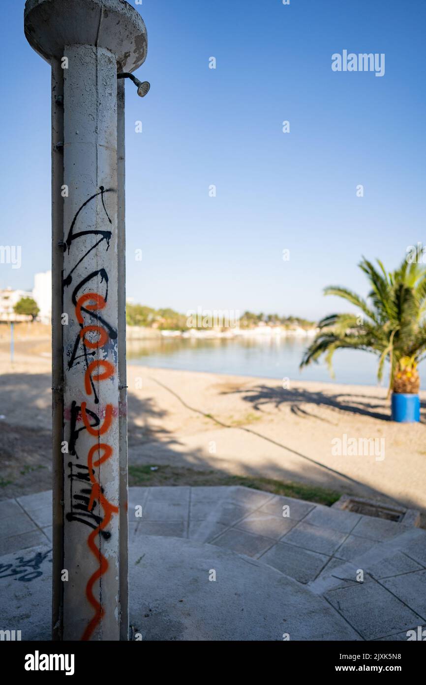 Blick auf eine vandalisierte Dusche an den leeren Stränden von Chalkida, Evia. Stockfoto