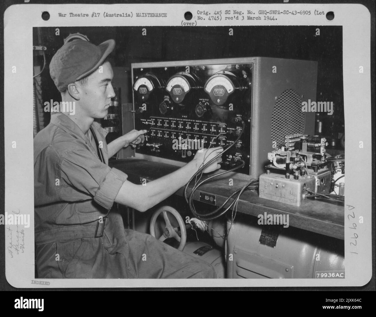Cpl. Carth J. Thenell aus Eugen, Oregon, verwendet das Varidrive-Testometer in der Motorüberholungs- und Reparaturwerkstatt von Air Depot 4. in Garbutt Field, Townsville, Australien. 31 Mai 1943. Stockfoto