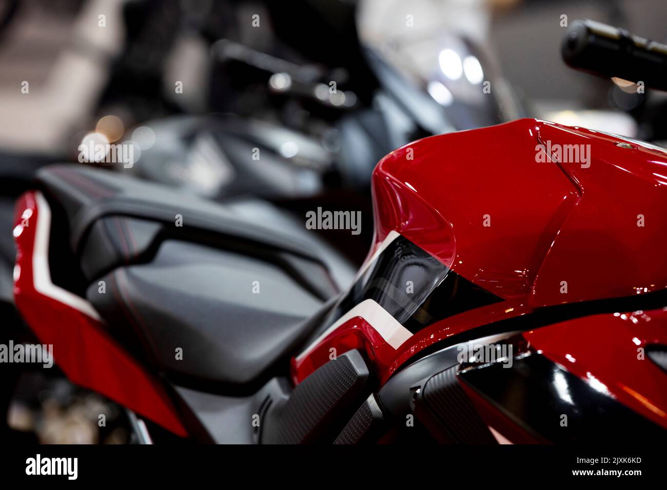 Nahaufnahme eines roten Motorrads. Stockfoto