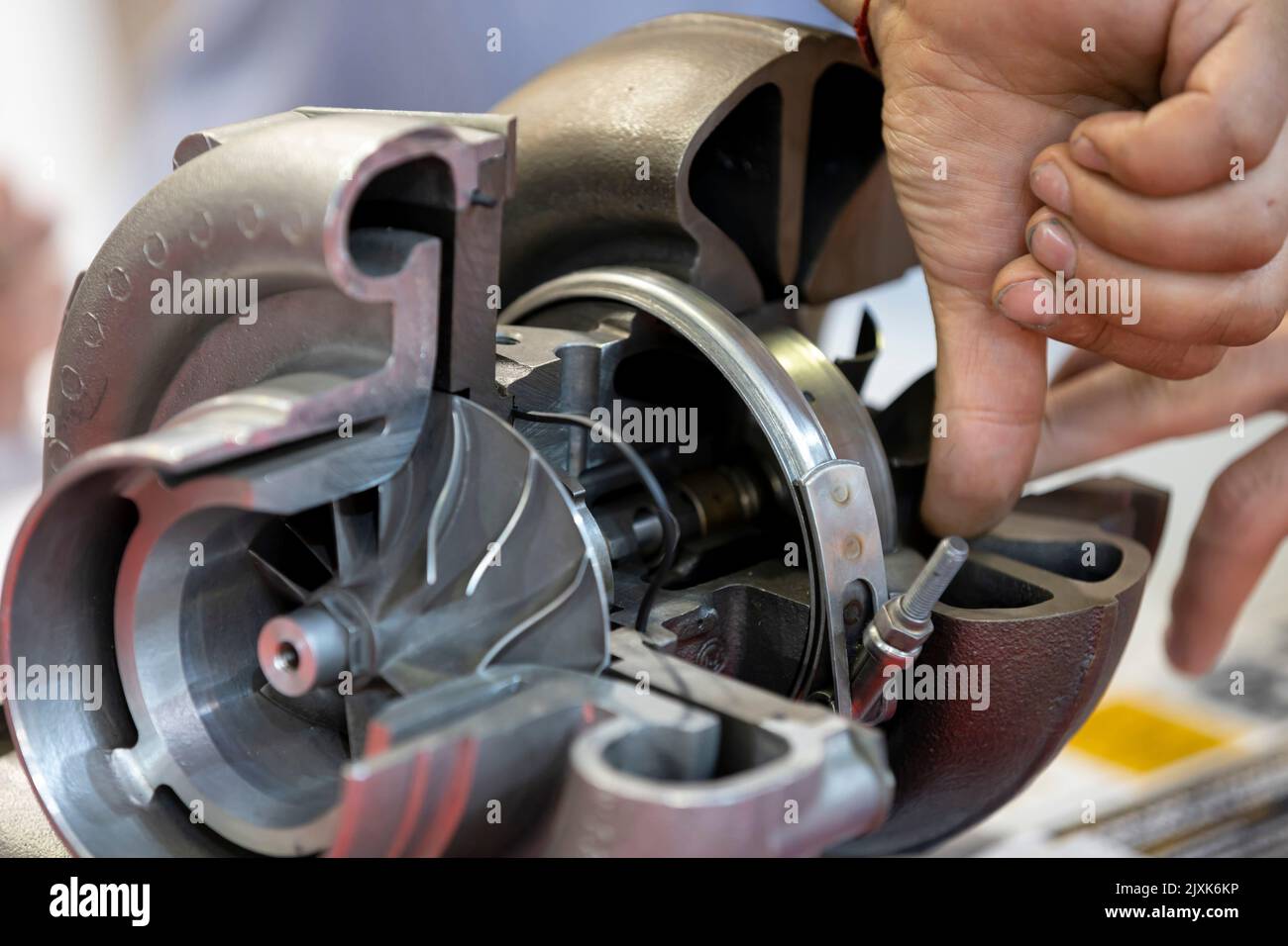Turbokompressor des Staplers unterbrochen. Innerhalb eines Autoteils. Menschliche Hand. Stockfoto