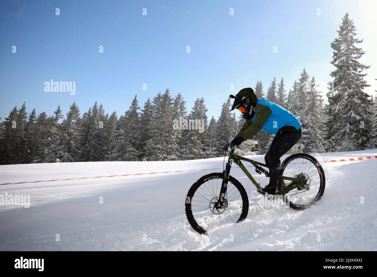 Sofia, Bulgarien - 22. Januar, 2022: Radfahrer fahren eine Fahrrad bergab während einer extremen Schnee Reiten Mountainbike-Wettbewerb in Vitosha Berg. Stockfoto