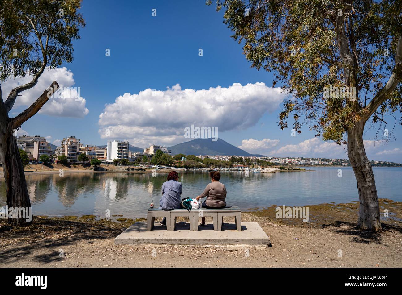 Zwei Frauen beobachten das ruhige Wasser einer der Buchten in Chalkida, Griechenland. Stockfoto