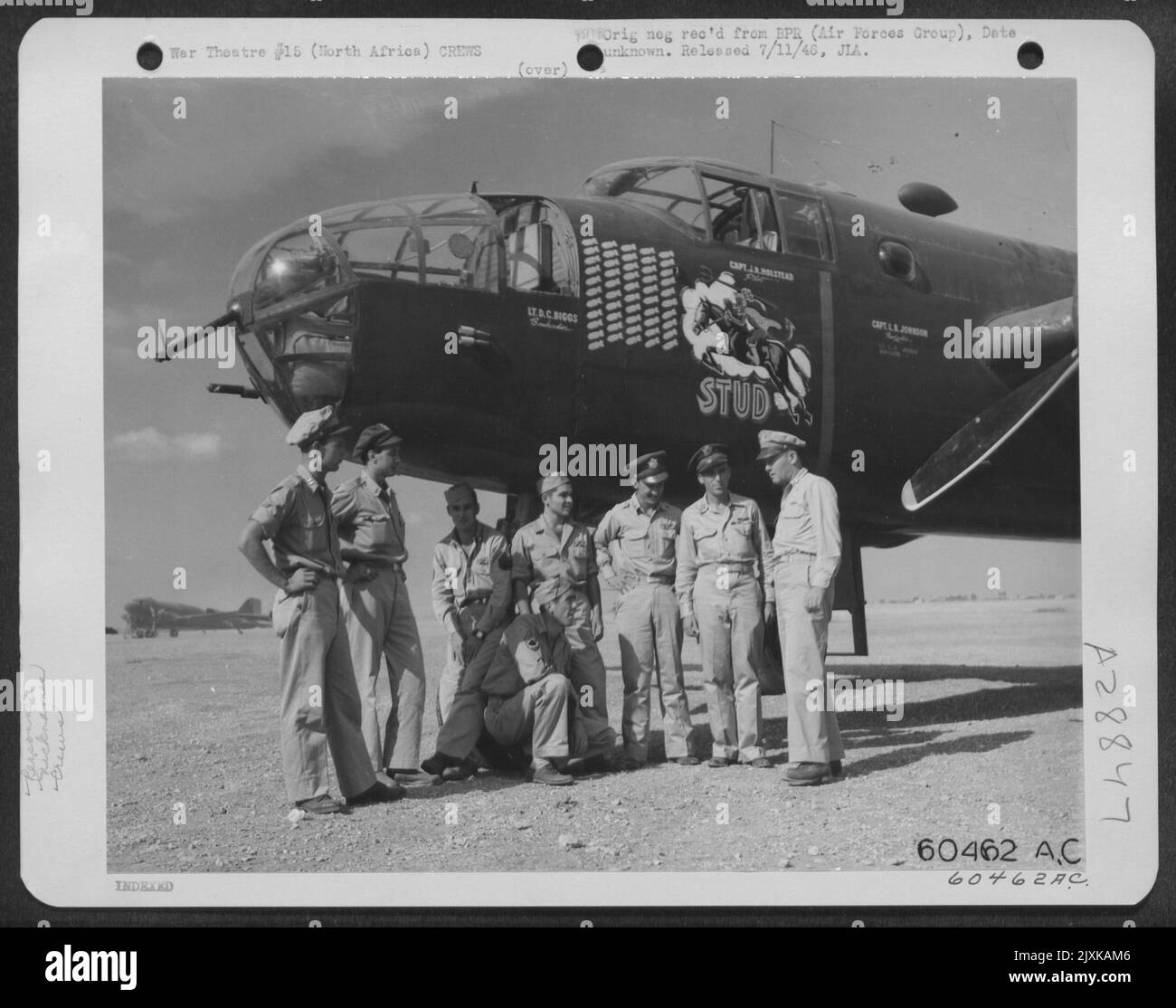 Die Besatzung des North American B-25 Mitchell Bomber 'Stud' sind von links nach rechts: Capt. Laverne B. Johnson, 1. LT. Donald C. Biggs, 1. LT. Willard E. Wilvert, S/Sgt. Norman E. Keller, T/Sgt. William H. Ethridge, T/Sgt. Isaac Ruesso, Kapt. James R. Holdstead. N Stockfoto