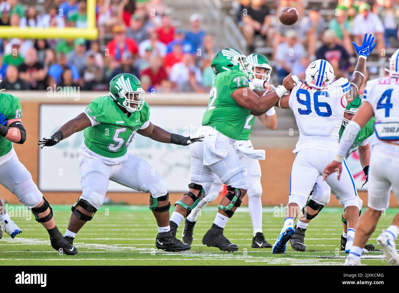 DENTON, TX – September 3.: .North Texas Mean Green Offensive Lineman Febechi Nwaiwu (54) und North Texas Mean Green Offensive Lineman Manase (72) Kampf gegen Southern Methodist Mustangs Defensive Tackle DeVere Levelston (96) in einem Spiel zwischen North Texas Mean Green gegen SMU Mustangs im Apogee Stadium in Denton am 3.. September, 2022 in Denton, Texas. CSM/Manny Flores Stockfoto