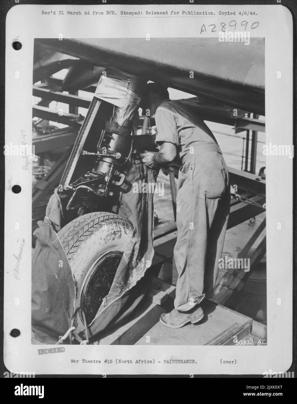 Ab kommen die wasserdichten Beläge. Die lange Seefahrt ist beendet. Jetzt ist es an den Experten des AAF Air Service Command, Mediterranean Theatre of Operations, ihnen zu helfen, ihre Seetönen zu vergießen und ein Leben am Himmel zu beginnen. Sowohl hier als auch im Ausland, ASC Stockfoto