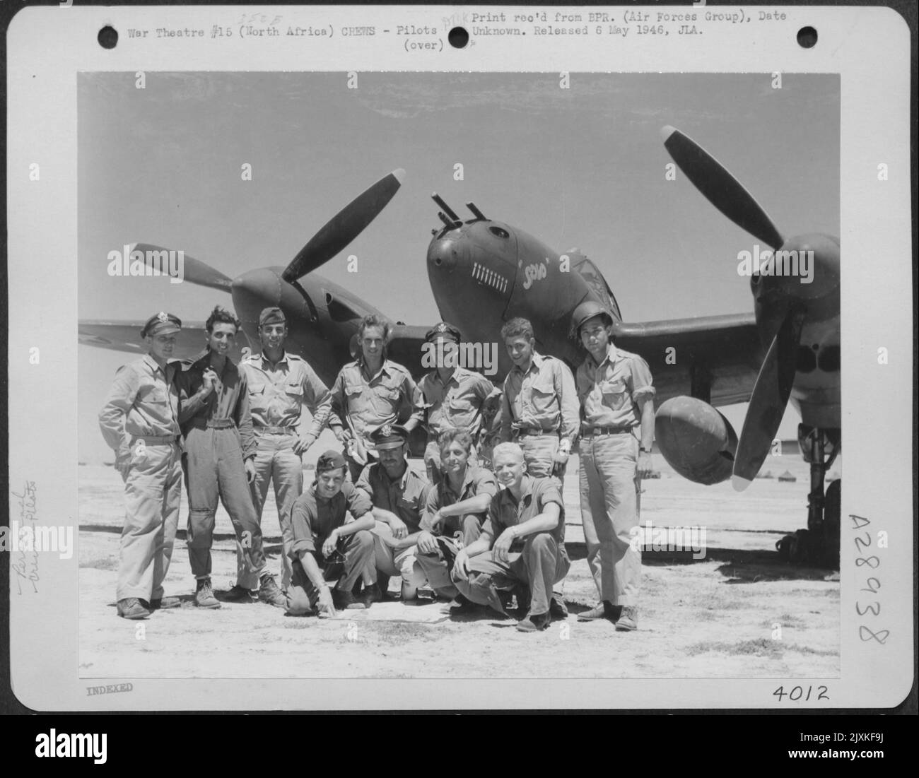 Lockheed P-38 Kampfflugzeuge, die Siege in der Mission über Sardinien erzielten, 18. Juni 1943. Die Gruppe hatte 16 Siege, 3 Schäden und 8 Bewährbare. Vordere Reihe, links nach rechts: 2. LT. Edward T. Waters, Highland Park, Michigan, 1 ME 109 1. LT. Lawrence P. Stockfoto