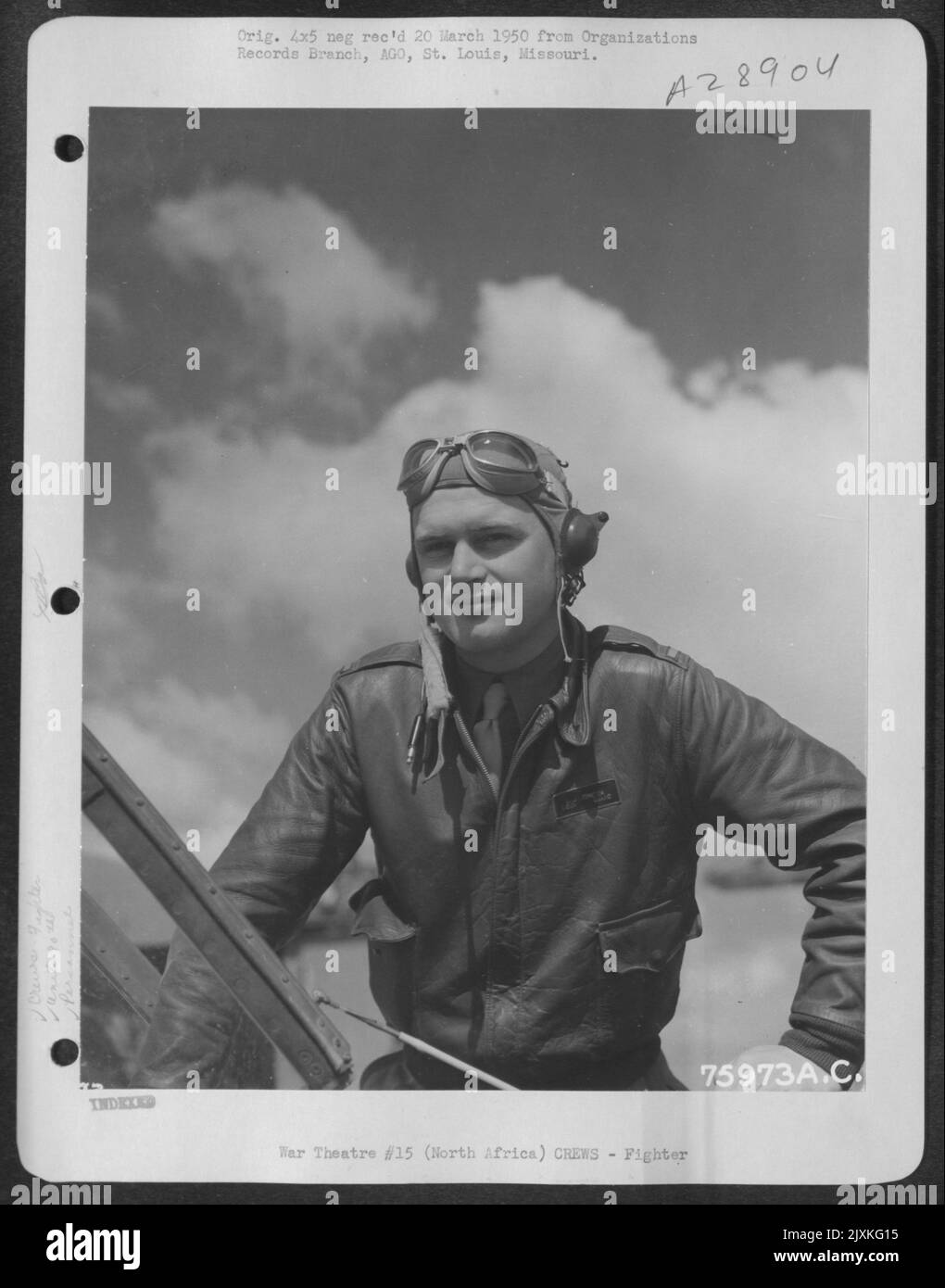 LT. L.J. Johnson, Pilot des Photographic Reconnaissance Wings von 90., posiert im Cockpit seiner Lockheed F-5 auf einem Luftstützpunkt irgendwo in Nordafrika. Stockfoto
