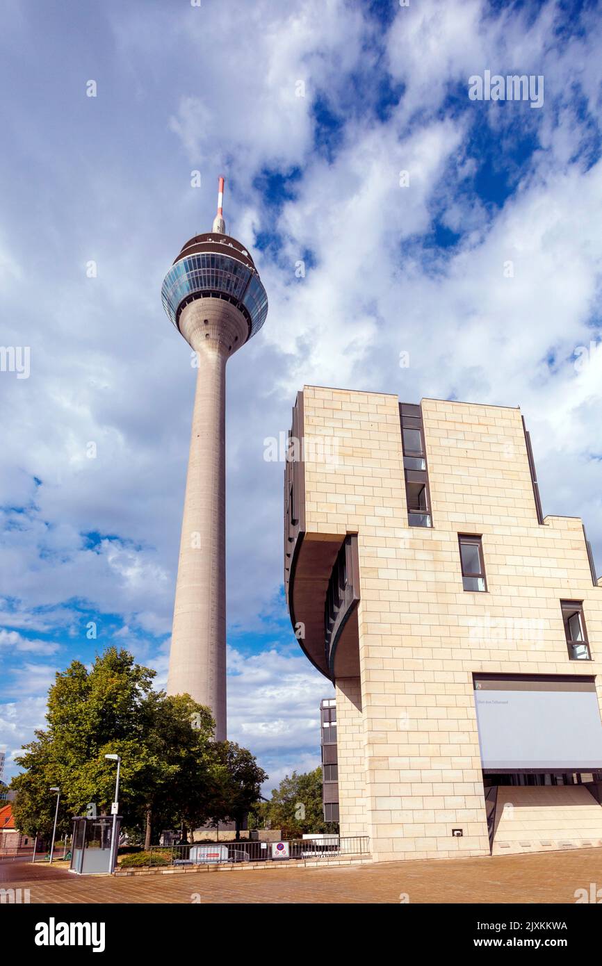 Fernsehturm Rheinturm neben dem landtag Nordrhein-Westfalen in Düsseldorf Stockfoto