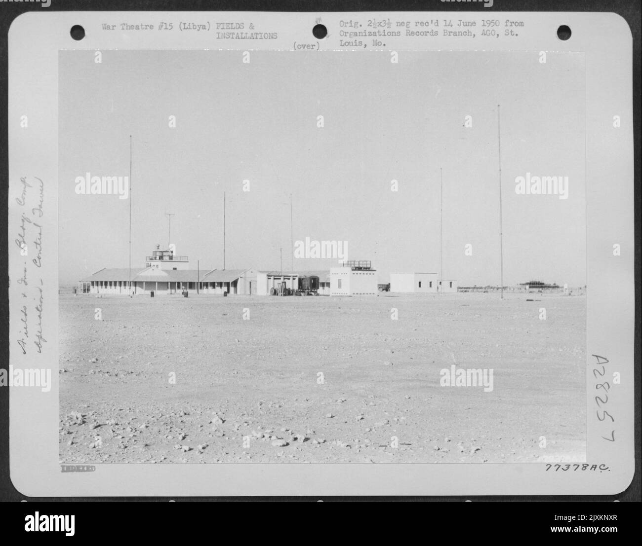 Kontrollturm und Installationen auf einem Flugplatz in El Adem, Libyen. Stockfoto