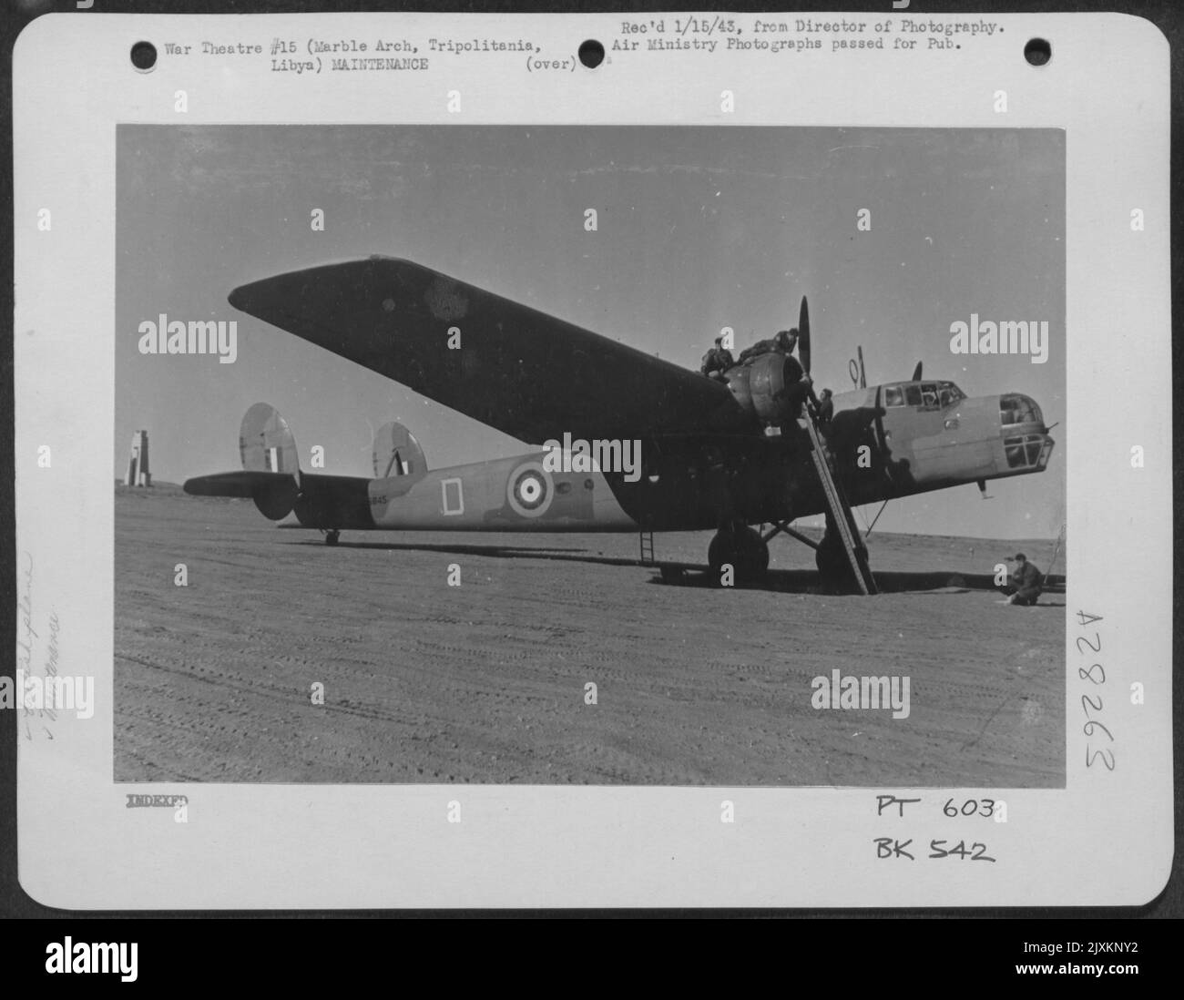 Ein Transportflugzeug auf dem Flugplatz in Marble Arch, Tripolitania, Libyen. Der berühmte Bogen ist hinter seinem Schwanz im Hintergrund zu sehen. Stockfoto