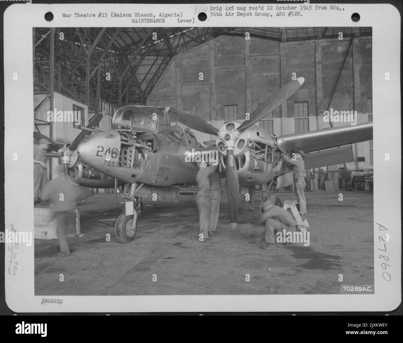 Männer der 36. Air Depot Group Check Engines, die in Einer Lockheed P-38, AC 42-104246 installiert sind. Das Flugzeug Wurde Vor Der Auslieferung Zum Flugplatz In Maison Blanche, Algerien, Nur Teilweise Montiert. 31. März 1944. Stockfoto