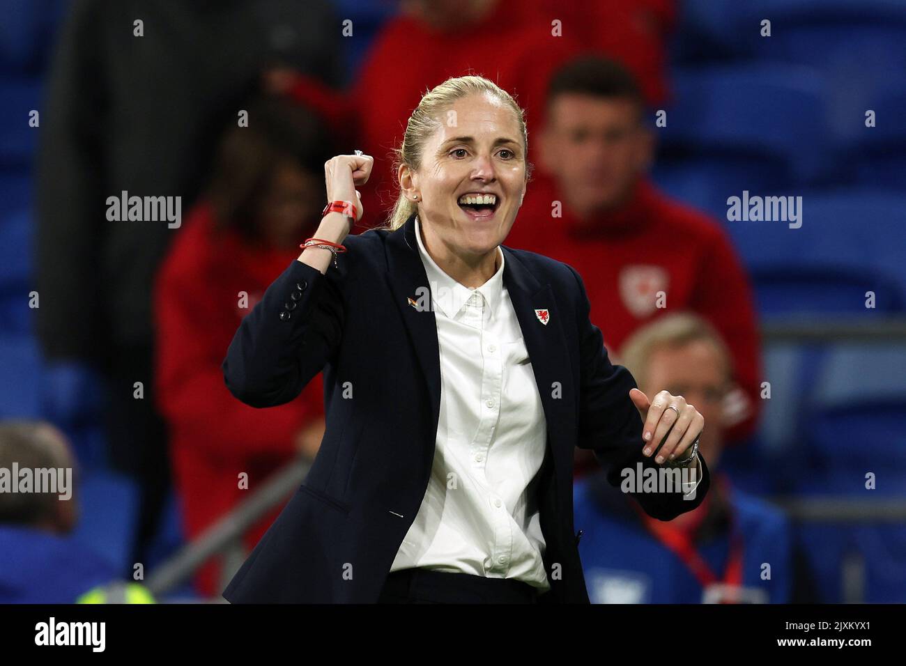 Cardiff, Großbritannien. 06. September 2022. Gemma Grainger, Chefcoach/Managerin der walesischen Fußballmannschaft der Frauen, feiert nach dem Spiel. Frauen aus Wales gegen Frauen aus Slowenien, UEFA-Qualifikation der FIFA Frauen-Weltmeisterschaft 2023 im Cardiff City Stadium, South Wales, am Dienstag, den 6.. September 2022. Redaktionelle Verwendung, Bild von Andrew Orchard/Andrew Orchard Sports Photography/Alamy Live News Credit: Andrew Orchard Sports Photography/Alamy Live News Stockfoto