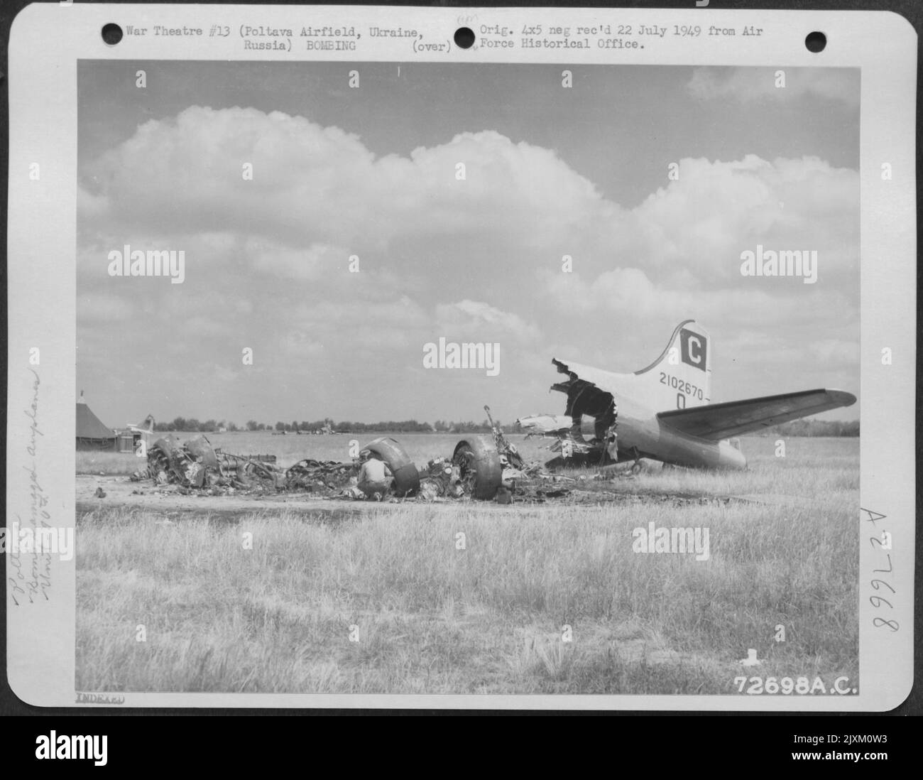 Diese Boeing B-17s der Luftstreitkräfte 8. auf dem Flugplatz Poltava, Ukraine, Russland, nachdem sie gerade ihre erste Bombenangriffe aus England abgeschlossen hatten, wurden am Boden in einem perfekt zeitlich ausgerichteten und gut ausgeführten Angriff der deutschen Luftwaffe auf den zerstört Stockfoto