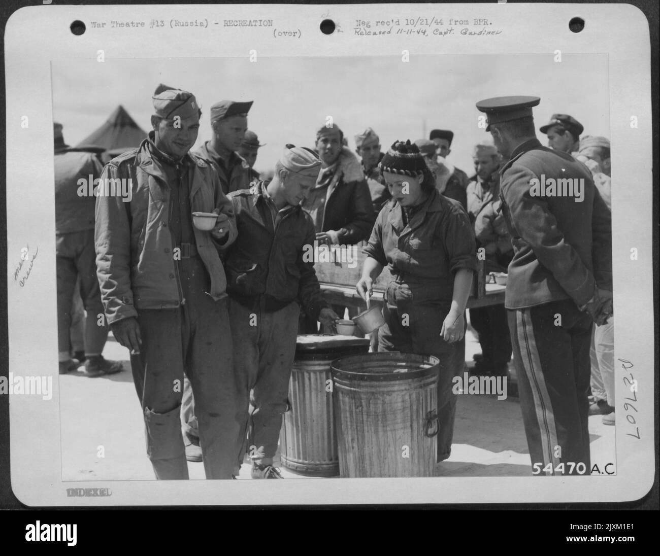 Arbeiter IN der Kantine IN RUSSLAND geben nach ihrer Rückkehr von einer Mission heißen Kaffee und heißen Kakao an die Besatzungen weiter. Stockfoto