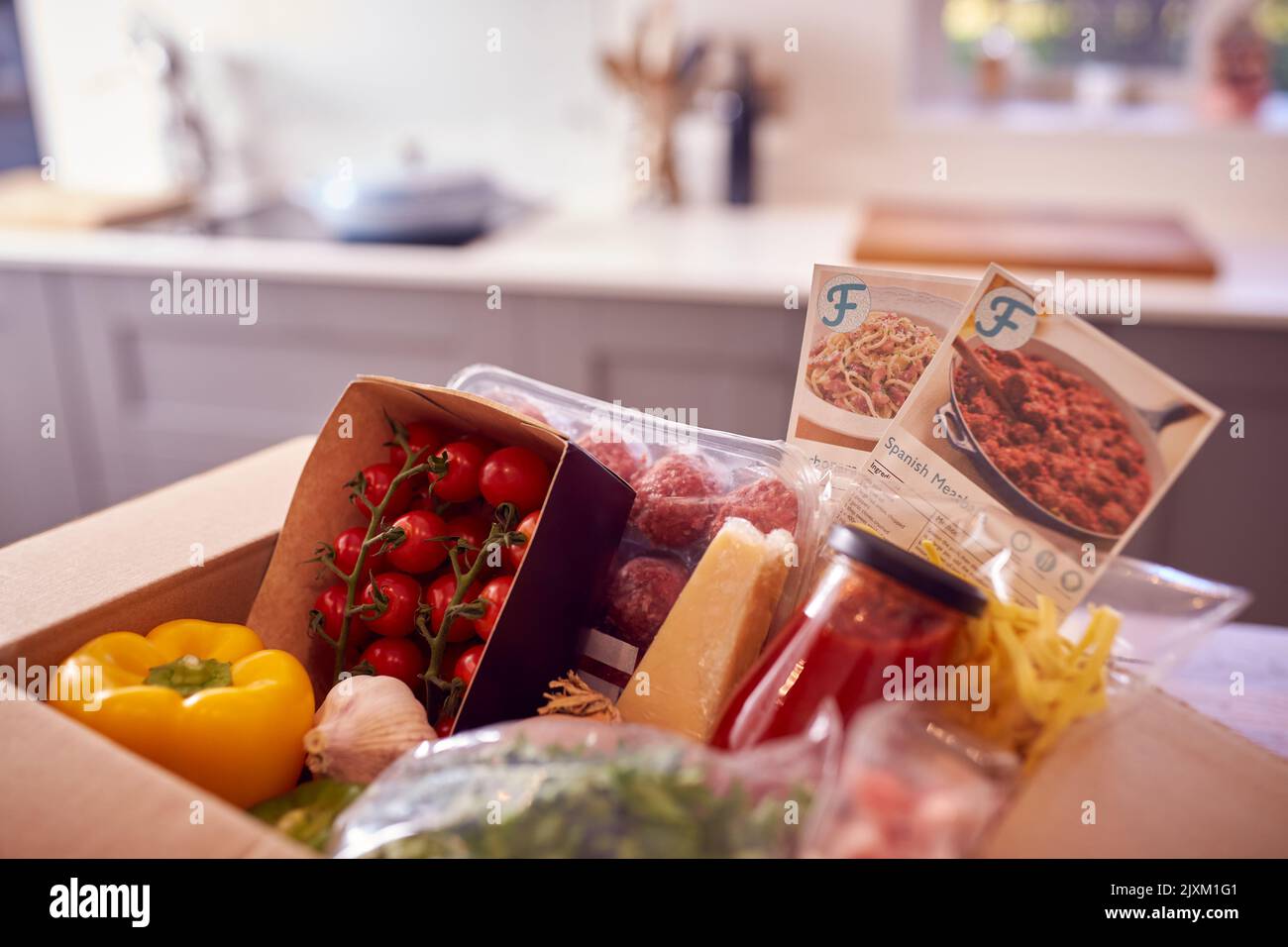 Nahaufnahme Von Rezeptkarten In Online-Menü-Kit Nach Hause Geliefert Stockfoto