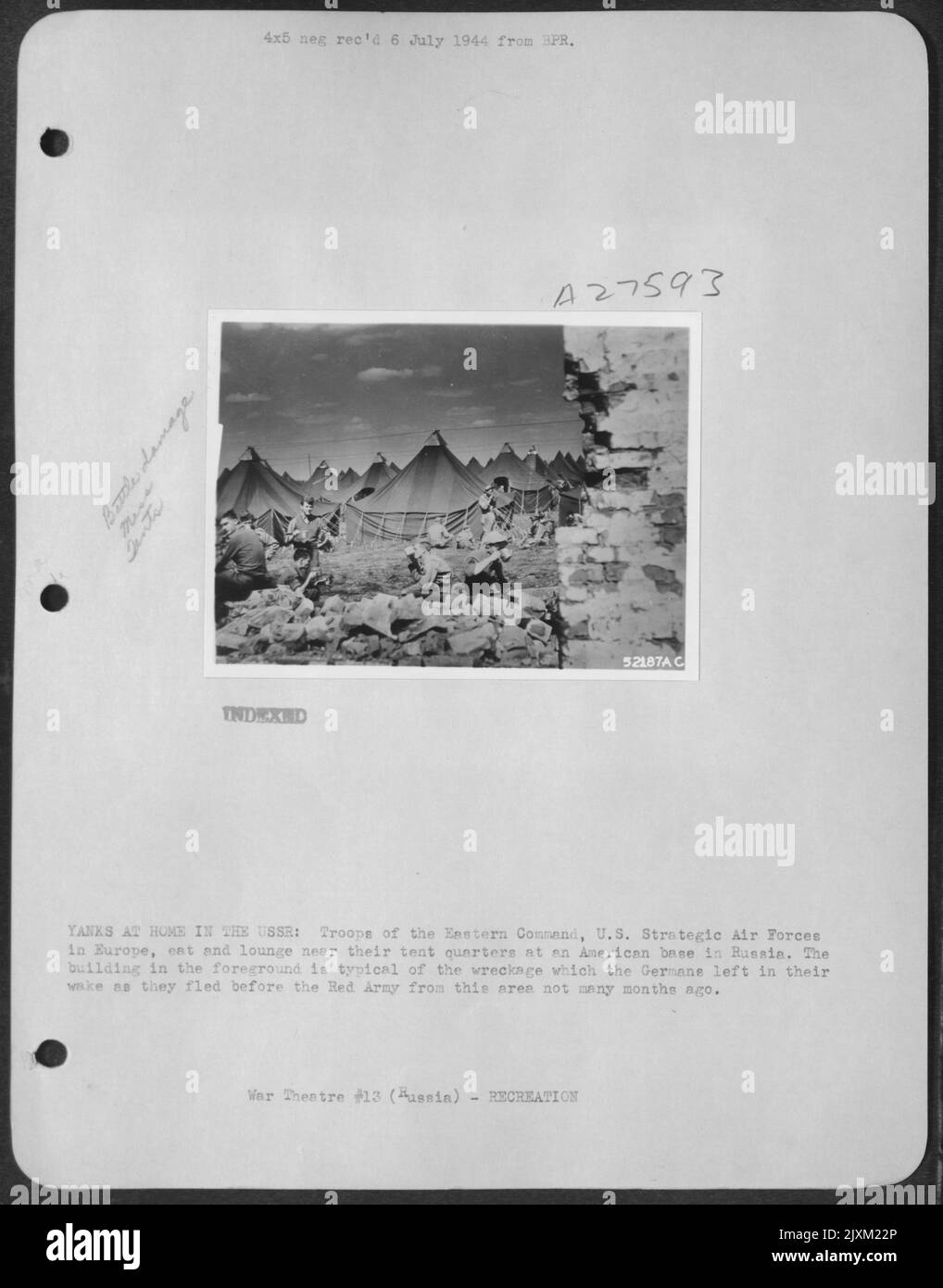 YANKS ZU HAUSE IN DER UdSSR: Truppen des Eastern Command, US-strategische Luftstreitkräfte in Europa, essen und wohnen in der Nähe ihres Zeltquartiers an einem amerikanischen Stützpunkt in Russland. Das Gebäude im Vordergrund ist typisch für das Wrack, das die Deutschen hinterlassen haben Stockfoto