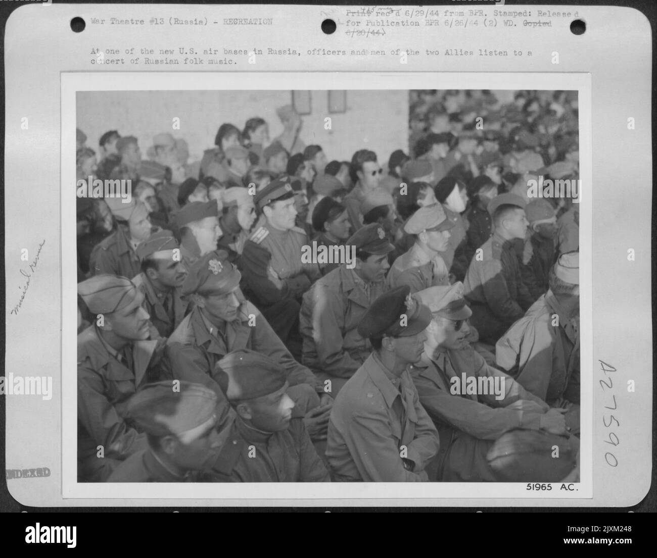 Auf einem der neuen US-Luftstützpunkte in Russland hören Offiziere und Männer der beiden Alliierten ein Konzert der russischen Volksmusik. Stockfoto